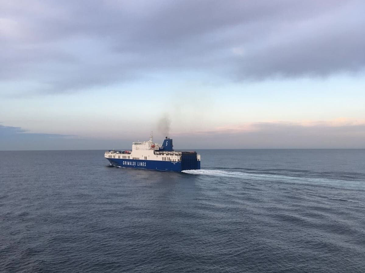 Abschied nehmen und Sterbebegleitung. Ein Schiff welches den Hafen verlässt