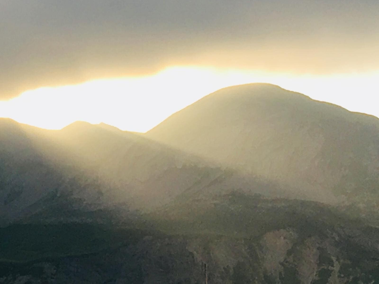 Akuthilfe. Berge mit Wolken